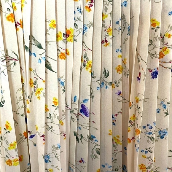 Taylor & Sage Floral Sleeveless Blouse with Lace Neckline – Size XS - Picture 3 of 11